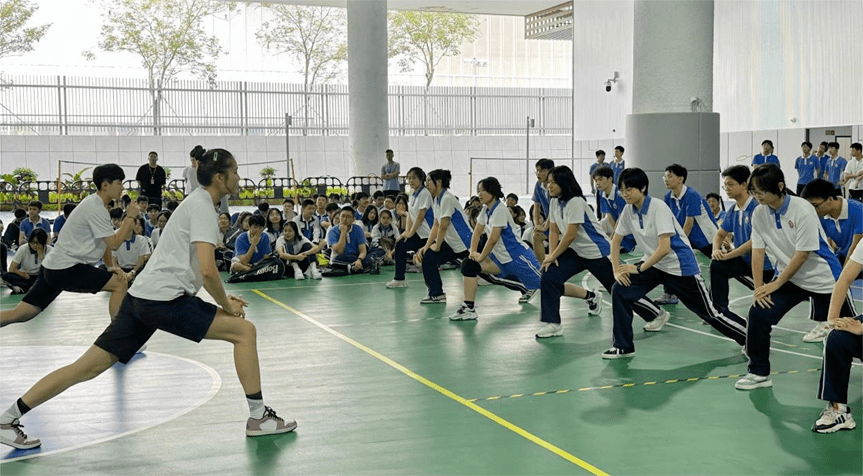 澳洲体育:2023阳光体育公益行|深圳澳洲虎中塞龙华女排走进深圳市红山中学