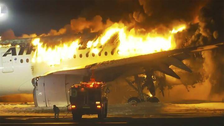 日本羽田机场两飞机碰撞起火致5人死亡 机场所有跑道关闭