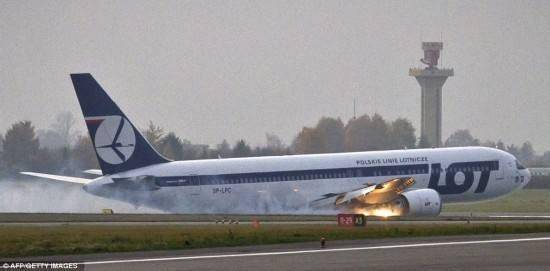 日本东京羽田机场一架278人飞机起火日本一飞机机场跑道起火！在高空中喷出巨大火球