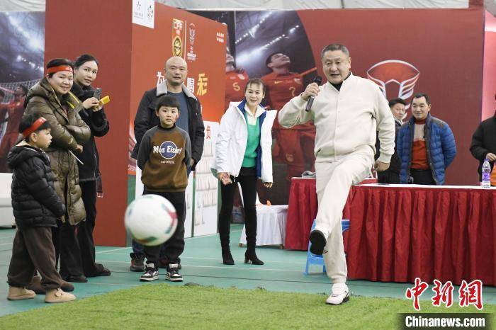 国足前队长马明宇抵长沙与球迷互动观亚洲杯