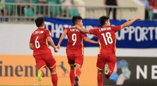 亚洲杯D组第3轮：日本重击印尼亚洲杯，伊拉克暴打越南
