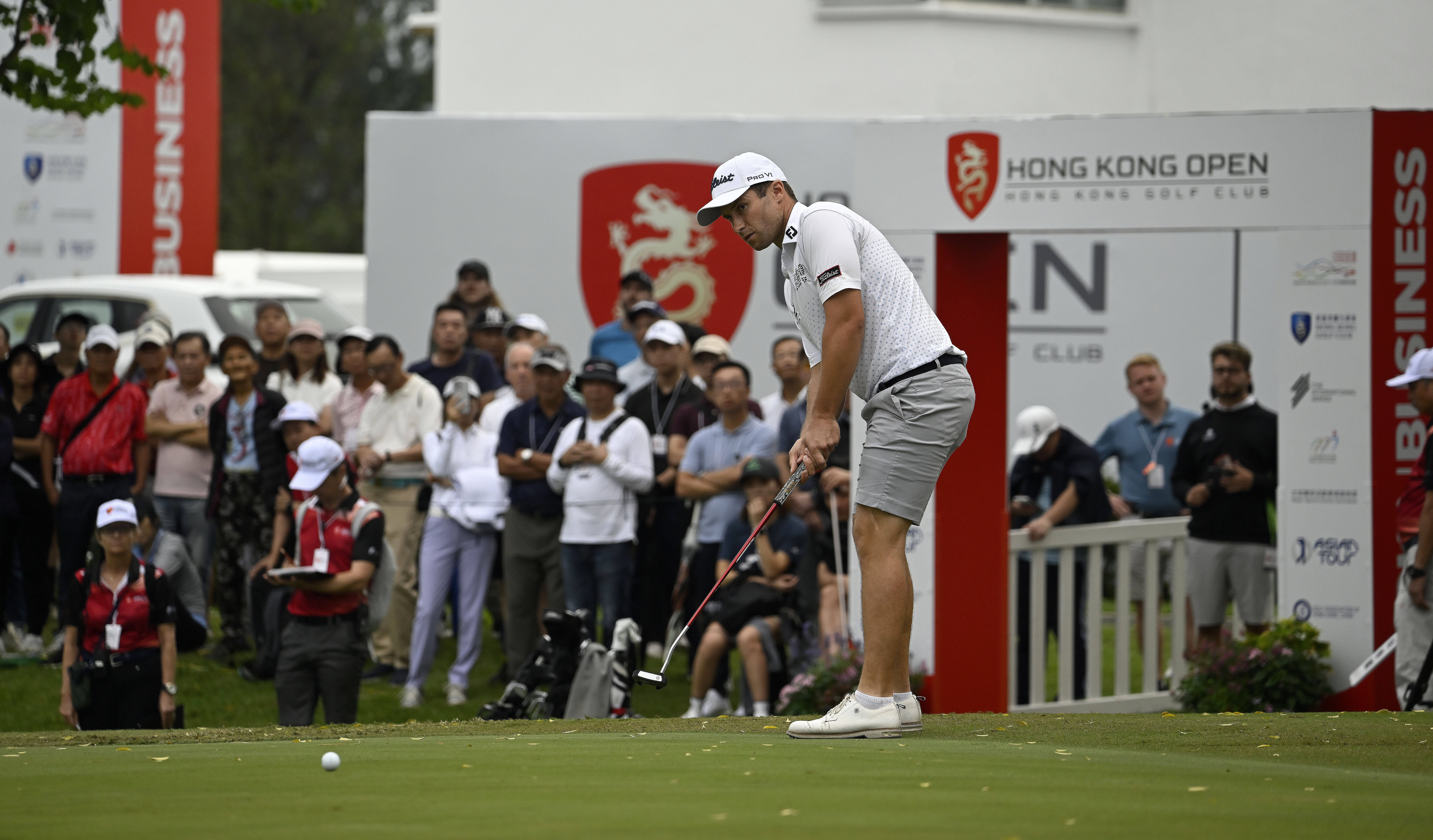 香港高尔夫球公开赛移动日 澳洲球星史密夫与泰国球手孔瓦迈并列领先