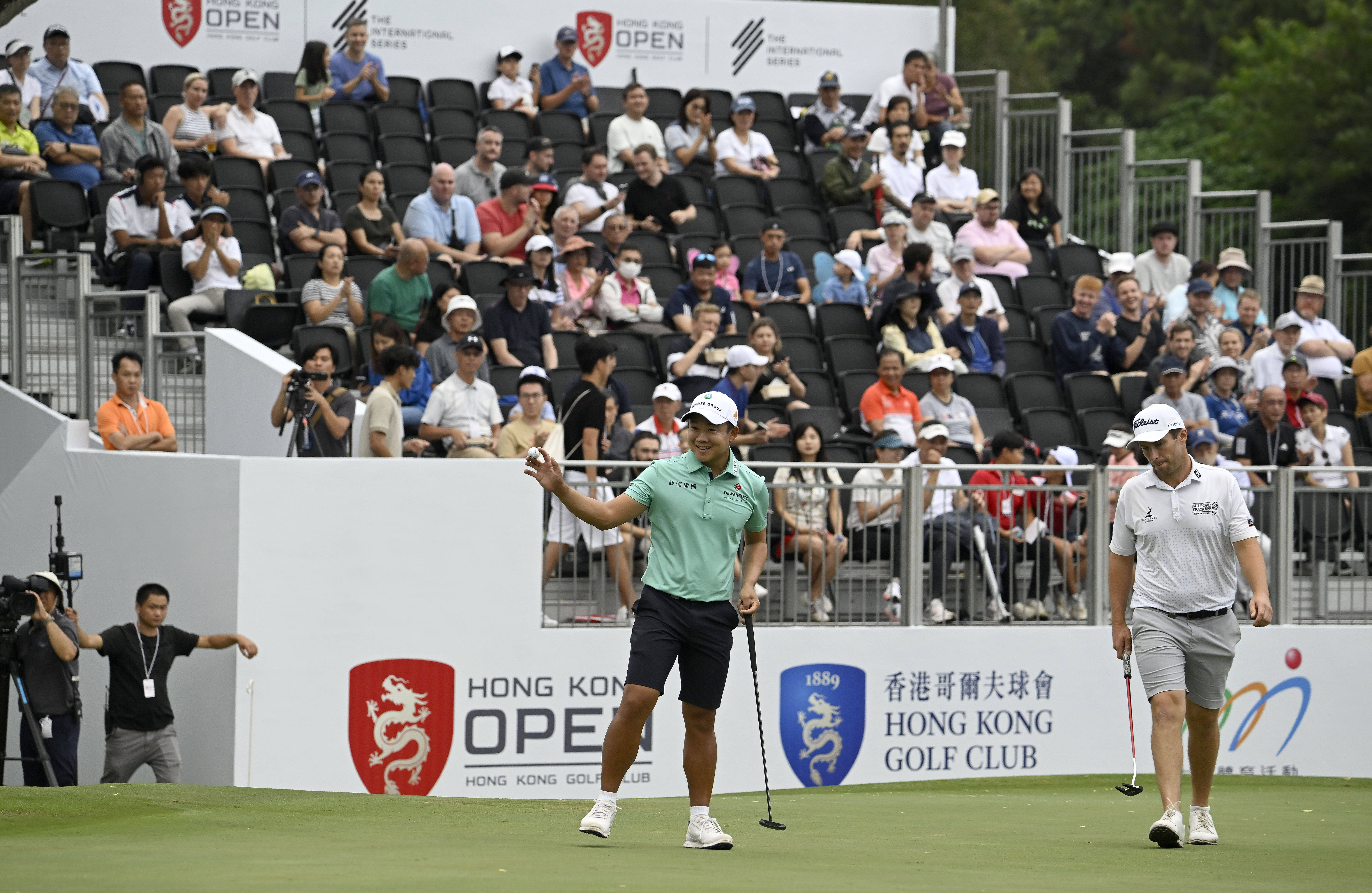 香港高尔夫球公开赛移动日 澳洲球星史密夫与泰国球手孔瓦迈并列领先
