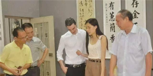 广东女孩留学邂逅王子欧洲留学，成欧洲首位中国王妃，带着王子定居中国