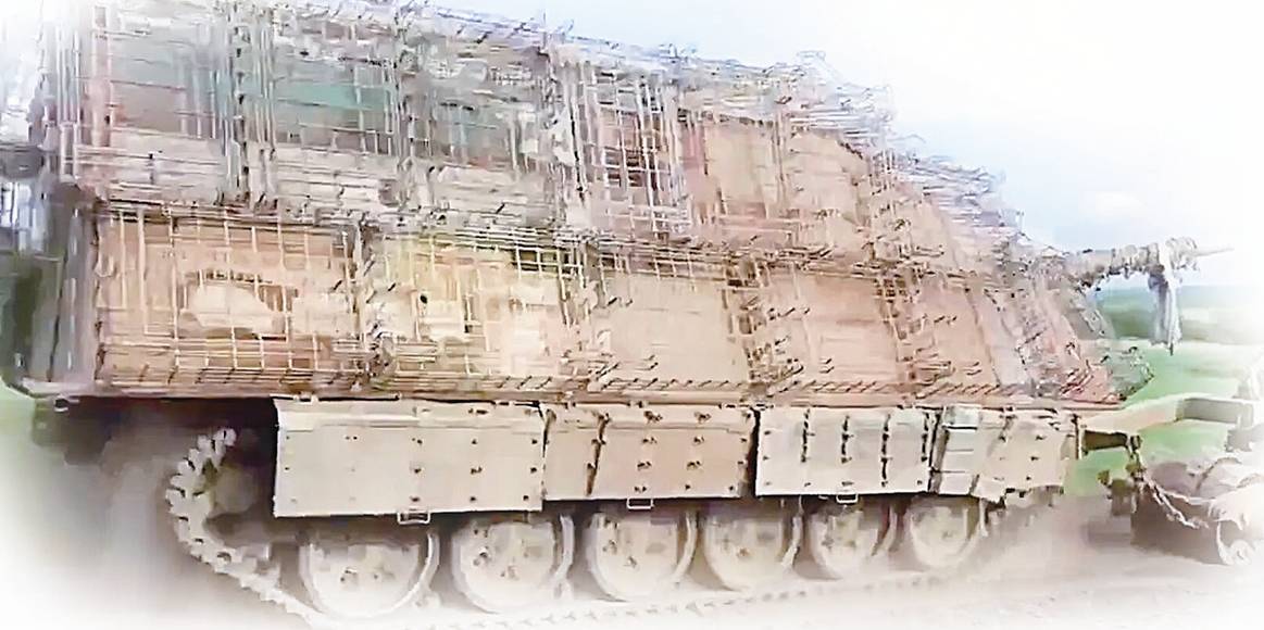 俄“龟壳坦克”VS乌M1“头罩护具”俄乌战争，俄乌战场流行古怪的改装坦克