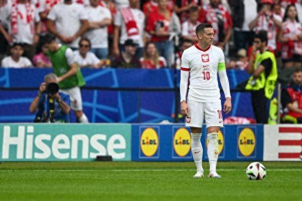 欧洲杯波兰1-3奥地利，莱万替补登场难救主，门将送点败局已定