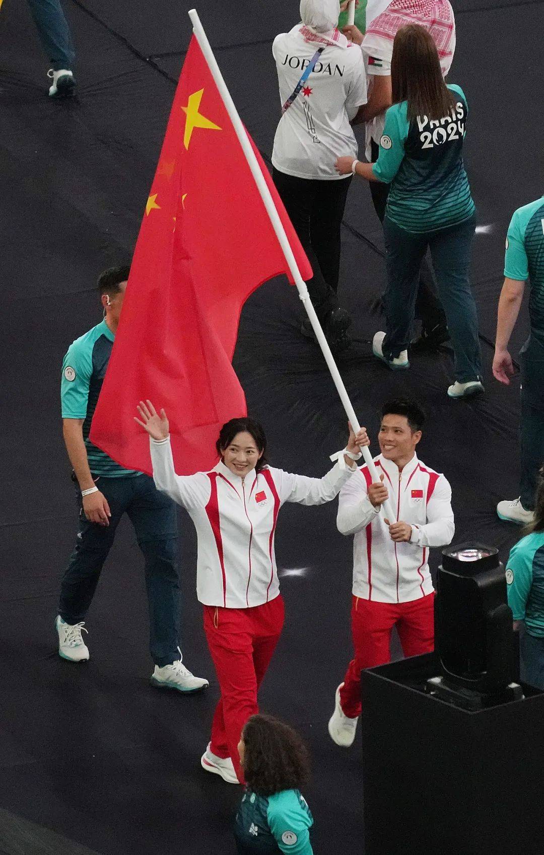 孙颖莎代表亚洲奥运，吹灭奥运圣火！巴黎奥运会闭幕！