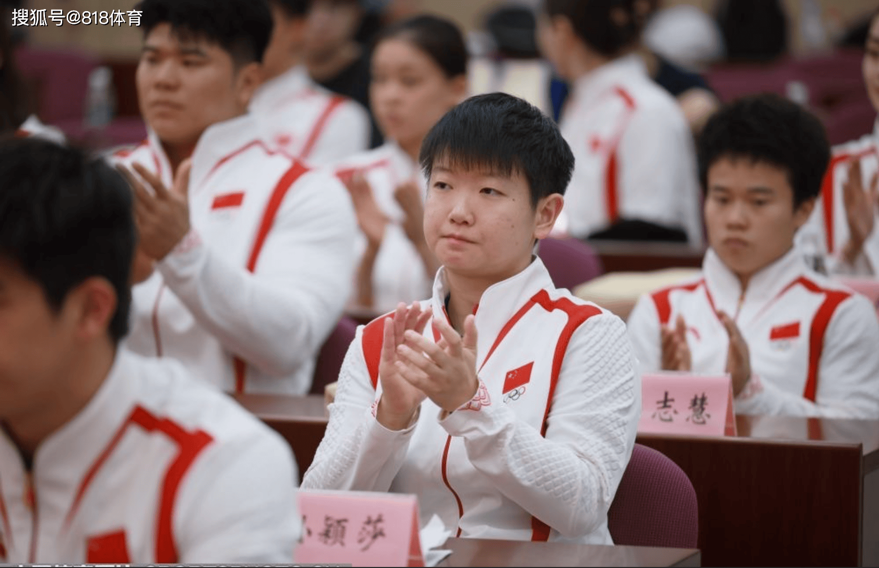 拉风!孙颖莎奥运冠军颁奖仪式上台演讲,奥运闭幕式代表亚洲熄灭圣火