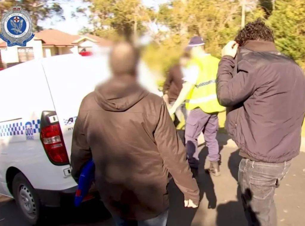 突击 | 澳洲警方展开大规模行动，华人区民宅遭搜查！19人先后被捕