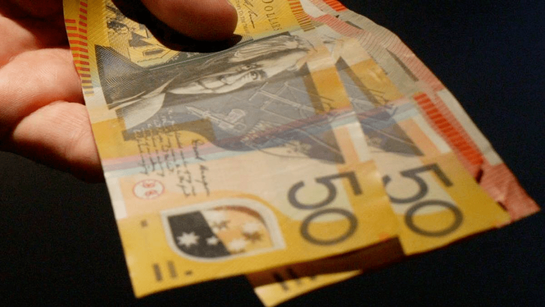 避坑 | “不上课也能拿证！”澳洲67岁失业华人付费“买证”，找工仍频频碰壁！怒批学校欺骗：“花1500刀买了张‘废纸’！”