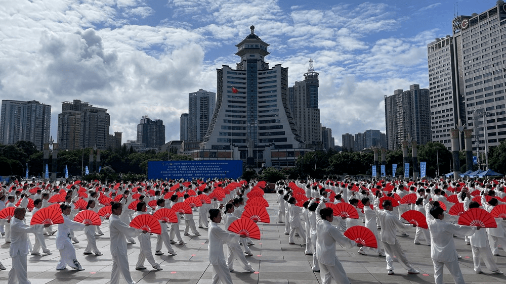 知知早新闻丨贵阳贵安出台促进房地产健康发展9条措施；油价今晚上调；成都大运会闭幕